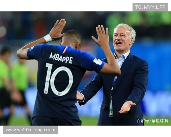 法国队主帅在世界杯期间的临场指挥技巧与球队战术调整详解